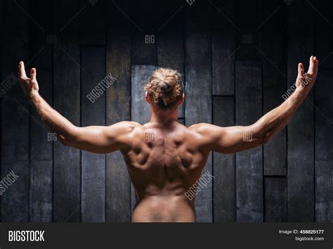 Bodybuilder frontal nude.  Watch extremely muscular bodybuilder posing nude on T...