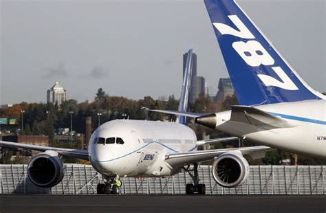 Boeing cu. UPDATE 1-Boeing's largest union seeks seat on planemaker's board, FT reports. Boeing's largest labor union is seeking a board seat at the planemaker, the Financial Times reported on Monday. The ... 