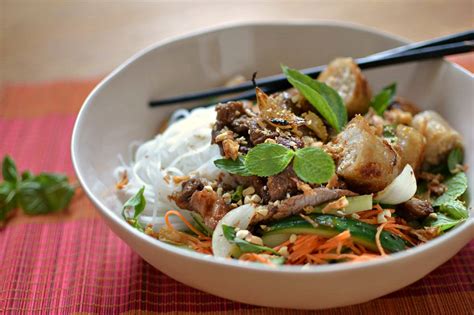 Boeuf and bun. Jun 10, 2023 · Le Bo Bun ( en vietnamien, bò = bœuf, bún = vermicelle de riz) est composé de vermicelles de riz, garnies de boeuf sauté, d'herbes fraîches comme, de carotte, de concombre marinés. Ce plat est habillé de sauce aigre-douce et de cacahuète. INGRÉDIENTS: * Marinade pour le boeuf: - 500 gr de boeuf ( filet, morceau tendre, merlan_ 