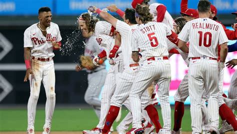 Bohm’s RBI single in 10th lifts Phillies past Mets 5-4 and closer to 2nd straight playoff trip