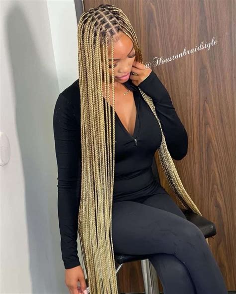 Boho knotless braids blonde. Get inspired with trendy boho peekaboo knotless braids ideas. Elevate your hairstyle game with these stunning braids that add a touch of bohemian flair to your look. 