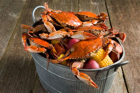 Boiling crav. 1 Bring water, Crab Boil Bag, salt and lemon to boil in large saucepot. 2 Place crabs carefully in liquid. Return to boil. 3 Boil crabs vigorously for 5 minutes. Let stand 15-20 minutes before removing crabs from liquid. 