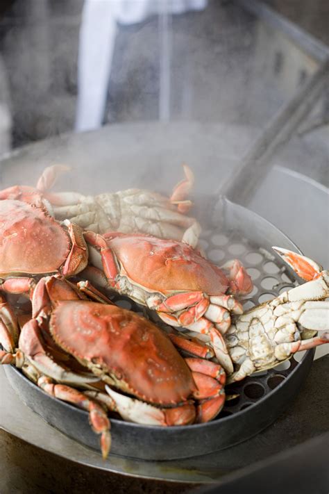 Boilng crab. Cleaning the Crab Thaw your crab. While we do not recommend buying frozen crab - the … 