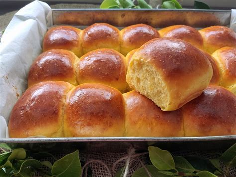 Bollos - Receta de bollos de calabaza paso a paso: Pon la harina, el huevo, la sal, la calabaza y la leche condensada en un bol grande, y mézclalos un poco. Desmenuza la levadura, añádela al agua y disuélvela bien. Incorpórala al bol y vuelve a mezclar. Funde la mantequilla en el microondas y amasa un poco hasta que desaparezca la harina.