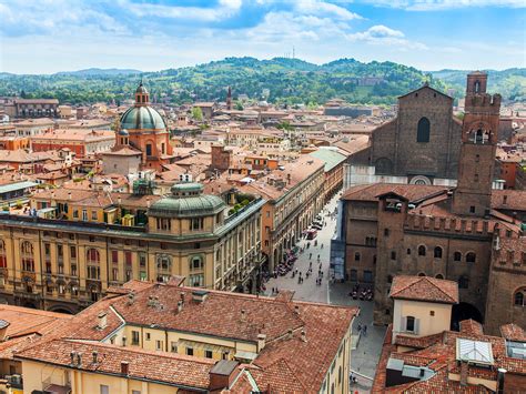 Boloňa. Bologna (prídavné meno znie bolonský, teda bez g; názov pochádza z latinského Bononia, v miestnom dialekte Bulåggna [1]) je hlavné mesto regiónu Emilia-Romagna v severnom Taliansku, medzi riekou Pád a Apeninami. Podľa štatistík k dňu 27. 7. 2018 malo mesto 390 198 obyvateľov a aglomerácia 1 010 389 obyvateľov. 