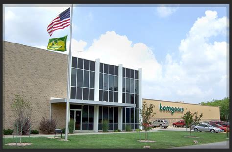 Bomgaars corporate office. Bomgaars is a family owned and operated supplier serving the Midwest to the Rockies, Colorado, Idaho, Kansas, Nebraska, Minnesota, South Dakota and Wyoming, employing approximately 4500 people. The corporate office and distribution center are located in Sioux City, Iowa, where the company began in 1952. 
