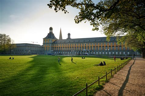 Bonn university. جامعة بون Rheinische Friedrich-Wilhelms-Universität Bonn هي جامعة بحثية عامة مقرها مدينة بون الألمانية. تأسست بشكلها الحالي سنة 1818، كامتداد لمؤسسات أكاديمية أقدم. وهي اليوم واحدة من الجامعات الرائدة في ألمانيا ... 