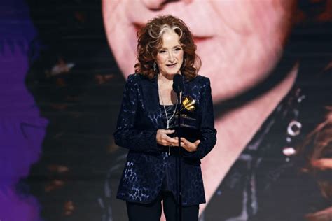 Bonnie Raitt Looked Stunned After She Won Song Of The Year …