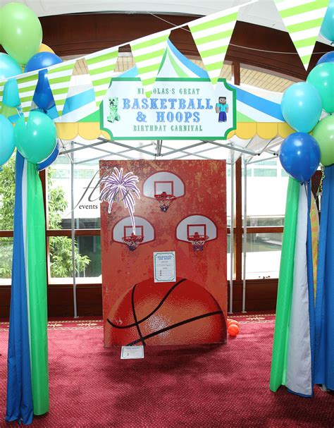 To avoid getting scammed, look for skill-based games that you have a good chance of winning. Steer clear of the ring toss, the rope ladder, and any booths with the largest prizes. With some extra skill, however, you still have a good chance of winning games such as the basketball toss, the milk bottles, and the balloon-dart game.. 