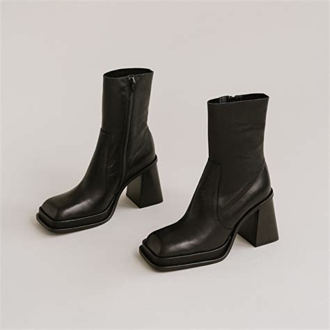 Boots à plateformes et bouts carrés femme en cuir noir Jonak