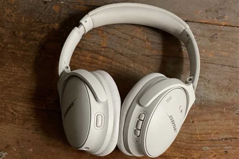 Bose .com. The Bose Noise Cancelling Headphones 700 UC are designed to give you better conference calls. While both Headphones 700 and Headphones 700 UC utilize the same adaptive eight-microphone system, 11 levels of noise cancellation, and astonishing sound, the UC version features the added benefit of the pre-paired Bose USB Link … 