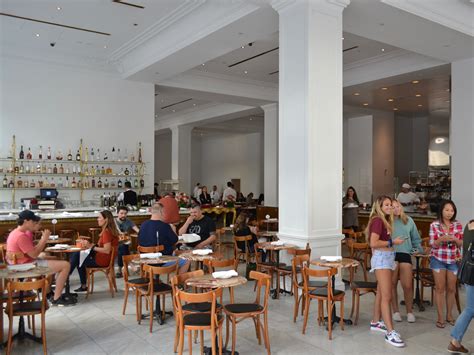 Botega louie. Bottega Louie is a Restaurant, Gourmet Market, Patisserie and Café. Full bar service is available. The Gourmet Market and Patisserie offer an extensive selection of sweet and savory products for your enjoyment. 