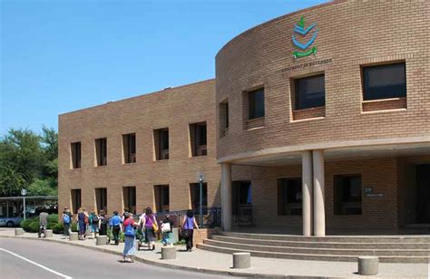 This Act establishes the Botswana College of Agriculture as a body corporate (sect. 2). The pre-existing Botswana Agricultural College is abolished and all .... 