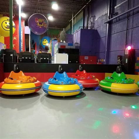 Bounce town. Mon, Wed, Thu & Fri : 11 AM – 9 PM. Tue, Sat & Sun: 10 AM – 10 PM. Our Hourly slots starts every 30 minutes. i.e. 10:00 AM, 10:30 AM & so on. Tip for walk – ins: If you’ve planned a 1-hour pass for a 2 PM slot, then your jump-time ends at 3 PM irrespective of how late you enter post 2 PM. Likewise, If you’ve planned a 1-hour … 