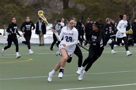 Bowdoin pulls away from Middlebury 