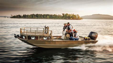 Bowfishing boats. The Tracker GRIZZLY® 2072 CC SPORTSMAN is truly a cut above the rest when it comes to bowfishing boats. With a .100 hull and .190 floor there’s no sacrificing on quality. The 500 GPH (1892.71 LPH) bilge pump ensures that this boat remains afloat even in rougher waters. And the console courtesy lightings and interior courtesy lighting will ... 