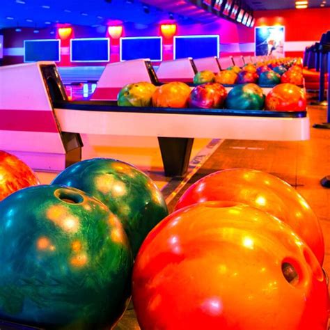 The Eleanor is a neighborhood bowling lounge, bar & grill — a comfortable, casual dining and drinking establishment with skeeball, mini bowling and arcade games! We provide honest, handmade food in a wholesome, straightforward way.