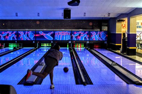 Bowling sarasota. This unquestionably, is one of the top bowling facilities one can venture to in close proximity to Sarasota. Indulge yourself to an unforgettable evening of phenomenal bowling, accompanied by music, lit up surroundings, and the pleasure of enjoying a refreshing drink! 