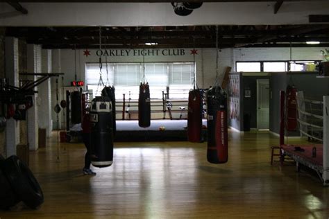 Boxing gym chicago. Mar 14, 2020 · The gym celebrated their grand opening by hitting the bags in a group boxing fitness class based on Mayweather's own workouts. The gym also celebrated its opening with food, games, and giveaways ... 