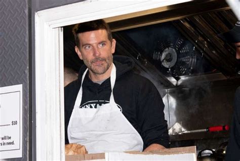 Bradley Cooper atiende una “foodtruck” de comida en Nueva York