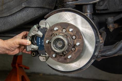 Brake pad installation cost. Brake pads generally last between 30,000 and 70,000 miles although shorter and longer life spans exist. Semi-metallic brake pads typically have a life span of 30,000 to 50,000 mile... 