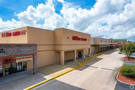Brandon crossing shopping center. Building overview. Brandon Crossing is located within walking distance to the Westfield Brandon Mall and the HART bus line. Brandon Crossing is located off Providence Road with easy access to the Selmon Crosstown Expressway, I-4, I-75 and Brandon Boulevard and a short drive to Downtown Tampa. All units include fully-equipped kitchens, an open ... 