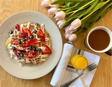 Breakfast milwaukee. View Menu. Take Us To Go. Order Online. Nestled in the heart of Milwaukee’s Historic Third Ward, Sweetdiner serves up American brunch and lunch classics in a vibrant and cozy setting. 