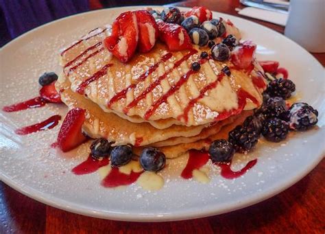 Breakfast places in schaumburg. Breakfast is regarded as the most important meal of the day. However, sometimes you’re in a hurry and don’t have time to cook breakfast. Luckily, there’s fast food. However, not al... 