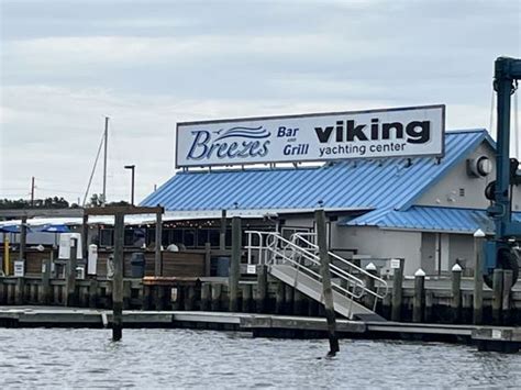 Breezes Bar and Grill On the Bass River: Off the beatin path - See 62