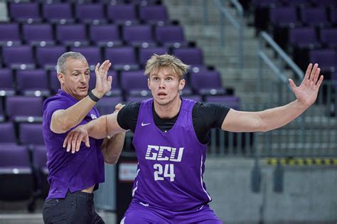 Mar 27, 2023 · Duke Brennan, who showed promise during Arizona State's charge to the NCAA Tournament this past basketball season, is transferring to Grand Canyon. Malcolm Flaggs, a 6-6 guard, who also spent last ... 