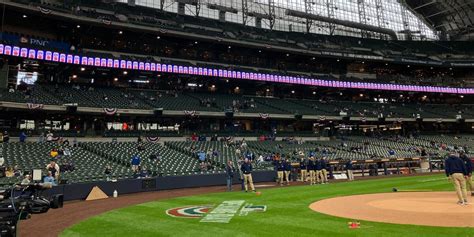 Brewers look to sweep 3-game series over the Mets