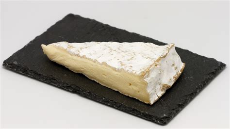 Brie. Brie je plísňový sýr s velmi měkkou, krémovou konzistencí, jemným, kompaktním těstem slámové barvy a pikantní chuti. Brie se vyrábí z kravského mléka, obsah tuku se pohybuje kolem 45 % až 60 %. Sýr má tvar malého kola s výškou kolem 2,5 cm, průměrem zhruba 35 cm a hmotností kolem 2,5 kg. Brie se nechává zrát ... 