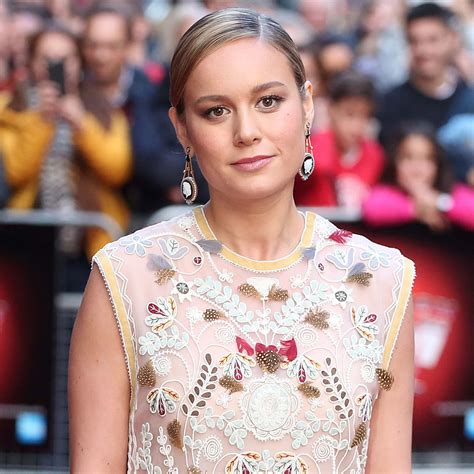 Bra Size/Breast: 32B Waist: 26 inches Hips: 35 inches Bodytype: Hourglass Dress Size: 4 (US) Hair Color: Brown Eye Color: Brown. Brie Larson Education. Qualification: Graduate College: American Conservatory Theater. Brie Larson Career. Profession: Actress, Filmmaker Known For: Brie Larson