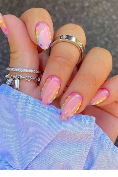 Bright summer almond nails. 