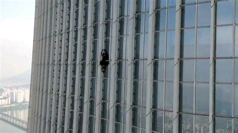 British man climbs 72 floors up the outside of South Korea’s Lotte Tower in Seoul