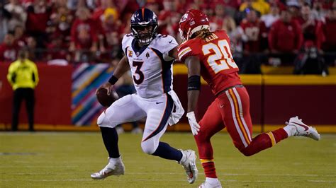 Broncos’ Russell Wilson throws 2 picks, struggles mightily in loss to Chiefs