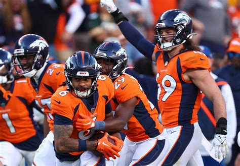 Broncos 14, Chiefs 9: Denver defense forces three turnovers in first half