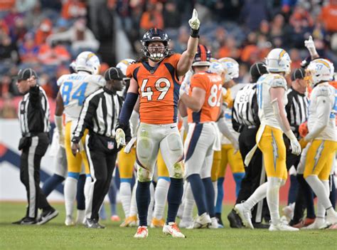 Broncos linebacker Alex Singleton on missing playoffs despite win over Chargers: “It (stinks) and it is bittersweet”