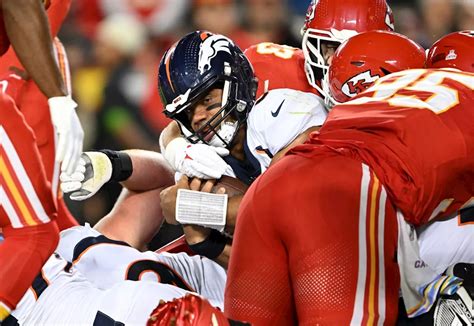 Broncos offense goes dormant, Russell Wilson picked twice in 19-8 loss to Chiefs on Thursday night