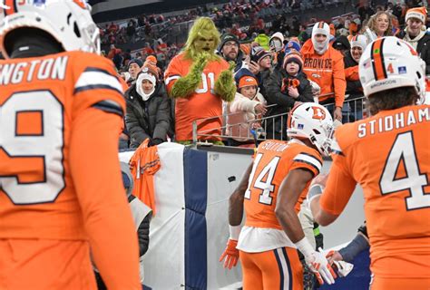 Broncos start Christmas Eve night against Patriots by hitting on several season-long themes, including an ominous offensive trend