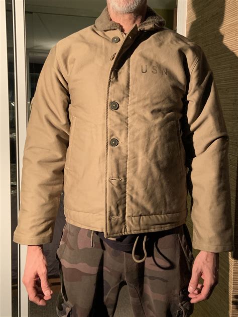 Bronson mfg. Model is 5' 10"/ 178cm and 174lbs/ 79kg. He wears a size L. This is a reproduction of the first version MA-1 flight jacket, introduced in the 1950s and becoming the flight jacket of the US Air Force. This model is quite rare in the market. This MA-1 flight jacket is completely reproduced in the 1955 MA-1 flight jacket (SPEC. 