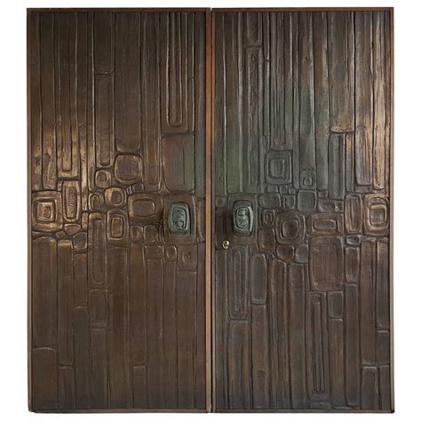 Bronze door. The surface of the bronze door’s left wing is marked by the already quoted long inscription, interrupted by three vertically aligned medallions framed by pseudo-Kufic letters. 6 The lower medallion contains a floral ornament, the middle features a lion head door handle, and the upper one encloses an inscription framing a now lost sculpture of ... 