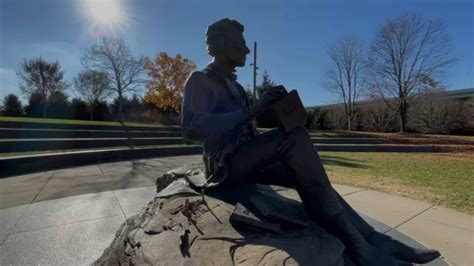 Bronze top hat missing from Abraham Lincoln statue in Kentucky