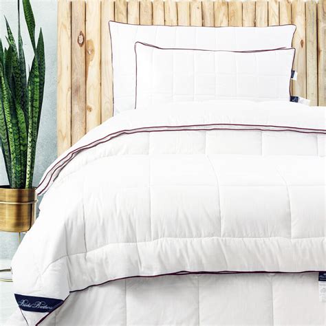 Brooks Brothers Blue, White and Brown Cotton Slub King Quilt Set 1 Quilt 2 Shams Elevate your bedroom decor with this exquisite Brooks Brothers quilt set. The set includes a king-sized cotton slub quilt in shades of blue, white, and brown. . 