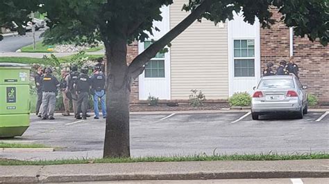 Brothers killed, 4 officers and hostage injured after standoff in Tennessee