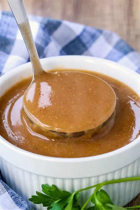 Brown gravy recipes. INSTRUCTIONS. 1 Stir water gradually into Gravy Mix with whisk in small saucepan. 2 Stirring frequently, cook on medium heat until gravy comes to boil. Reduce heat and simmer 1 minute. (Gravy will thicken upon standing.) Serve over beef, hot meat sandwiches or mashed potatoes. 