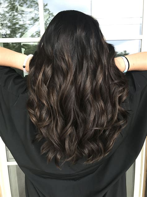 1. What color highlights look best on dark brown hair? There are several color highlights that can look great on dark brown hair, such as caramel, honey, or golden blonde. These warm, natural-looking tones can add dimension and depth to your hair, while also complementing your skin tone. 2.. Brown hair with black highlights