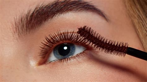Brown or black mascara. When worn with a pair of dark eyes, it can bring out flecks of gold, green, or grey in the iris. Finally, brown mascara will bring out the gold flecks in your hazel eyes. Black mascara, on the other hand, does not seem harsh or unnatural on hazel eyes. Wearing brown mascara gives you: 