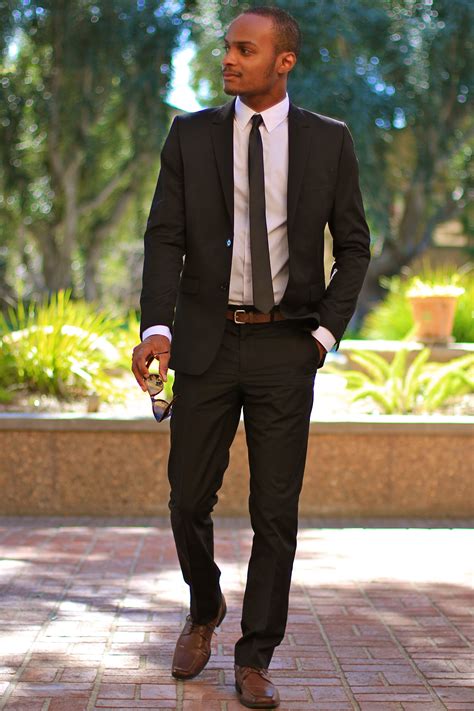 Brown shoes with black suit. For a formal occasion, your black suit, white shirt, and brown shoes are a great combination. More informal/casual outfits are black chinos, white shirt with rolled-up sleeves, brown loafers and brown belt. If you prefer sneakers, brown sneakers go great with off-white chinos, white t-shirt, and a light brown or multi-colored canvas … 