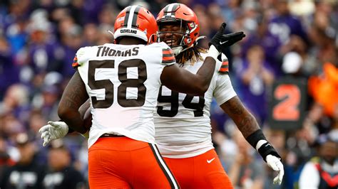 Browns DEs Alex Wright, Isaiah Thomas could miss significant time with knee injuries